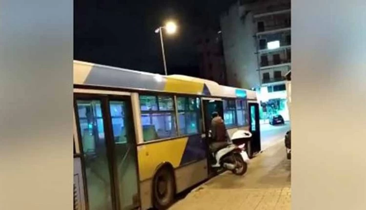 Αν δεν υπήρχε σε βίντεο δεν θα το πιστεύατε: Μπήκε με το μηχανάκι του σε λεωφορείο του ΟΑΣΑ!